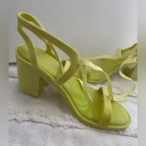 Like new Melissa x Jason Wu heels in spring yellow! Size 8